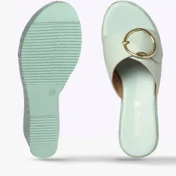 haute & spicy Buckle Strap Round-Toe Wedges image 4