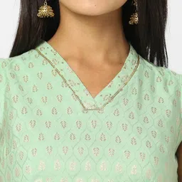 fusion Leaf Motif Relaxed Fit V-Neck Top image 4