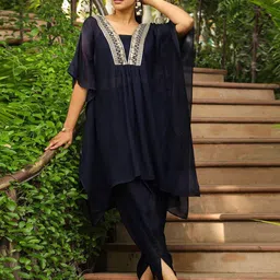 janasya Women Embroidered Tunic with Dhotis image 4