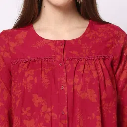 svrnaa by azorte Floral Print Tunic with Lace Highlights image 4