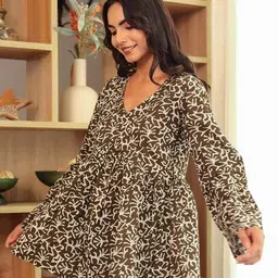 label adrija Women Printed V-Neck A-Line Tunic image 4