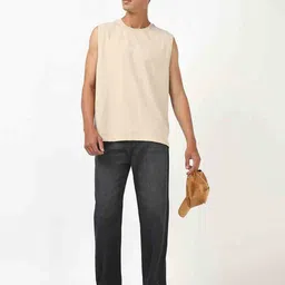 bewakoof Men Washed Jeans with Insert Pockets image 4