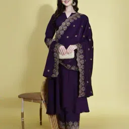svaraa Women Embroidered Anarkali Kurta Set image 4