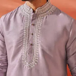 vastramay Men Embroidered Regular Fit Long Kurta with Mandarin Collar image 4