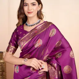 rich & roman Women Printed Saree image 4