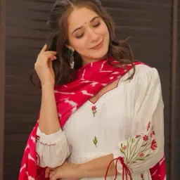 svaraa Women Embroidered Anarkali Kurta Set image 4