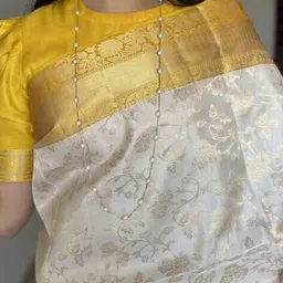 nyrika Floral Pattern Saree with Contrast Border image 5