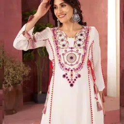 svaraa Women Embroidery Kurta Set image 5