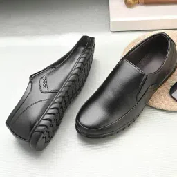 trotus Men Round-Toe Slip-On Mocassins image 1