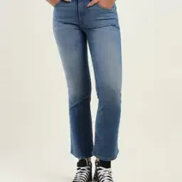 Women Lightly Washed 725 Slim Bootcut Jeans-image-11