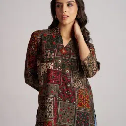 berrybird Women Floral Print Regular Fit Tunic image 1