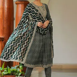 Rangeelo Women Chevron Printed Threadwork Pleated Kurta with Trousers & With Dupatta image 3