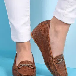 shezone Women Slip-On Round-Toe Casual Shoes image 1