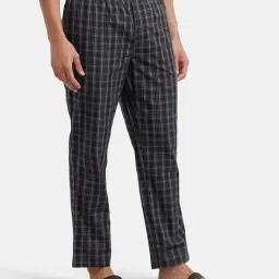 jockey Men Checked Relaxed Pyjamas image 2