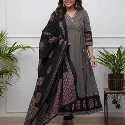 svaraa Women Printed Flared Kurta Set image 2