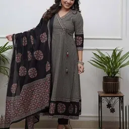 lilots Women Chevrons Anarkali Kurta Set image 2