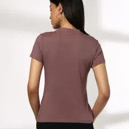 rio basic Women Fitted Round-Neck T-Shirt image 3