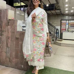 gosriki Women Embroidered Straight Kurta Set image 3