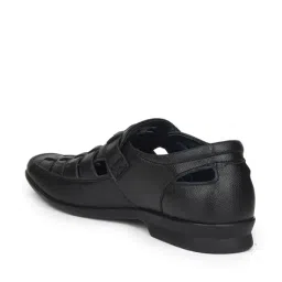 bata Men Shoe-Style Sandals with Velcro Fastening image 3