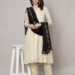 muffly Women Embroidery Silk Dupatta image 3