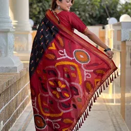 tanuka Women Printed Saree with Contrast Border image 3