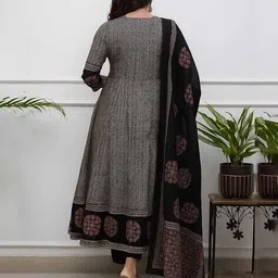 lilots Women Chevrons Anarkali Kurta Set image 3