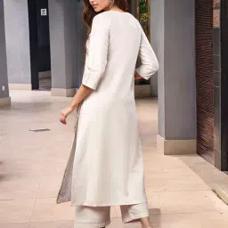 svaraa Women Floral Print Straight Kurta Set image 3