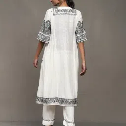 ritu kumar Embroidered Kurta with Pants & Dupatta image 4