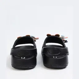 fame forever by lifestyle Boys Flip-Flops with Synthetic Upper image 4