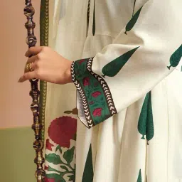 taranjal Women Floral Print Flared Kurta Set image 4