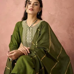 hritika Women Embroidery Straight Kurta Set image 4