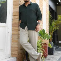 instafab plus Men Regular Fit Shirt with Spread Collar & Curved Hemline image 4