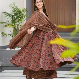 svaraa Women Floral Print Anarkali Kurta Set image 4