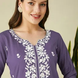 forkey Women Embroidered Straight Kurta   image 5
