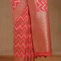 soch Women Chevron Print Saree with Contrast Border image 5