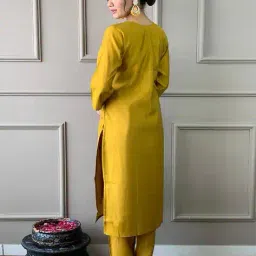 svaraa Women V-Neck Straight Kurta Set image 5