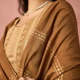 nyrika Women Embroidered Straight Kurta Set image 5