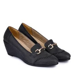 valiosaa Pumps with Metal Accent Detail-picture-13