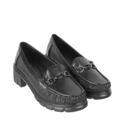 mochi Women Patterned Round-Toe Bit Loafers image 1