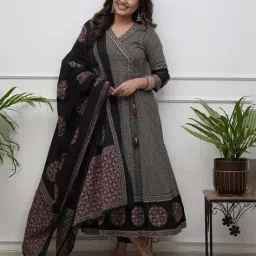 lilots Women Chevrons Anarkali Kurta Set image 1