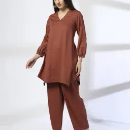 krita Women V-Neck Straight Kurta with Pants Set image 1