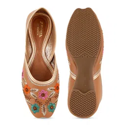 Anouk Embroidered Mojaris image 5