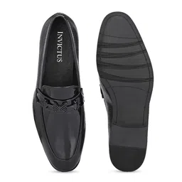 INVICTUS Men Textured Formal Horsebit Loafers image 2