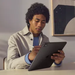 Apple iPad Pro Wi-Fi+5G (11 Inch, 256GB, Space Black, 2025 model) image 5