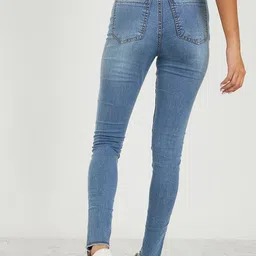 Styli Women Skinny Fit High-Rise Mildly-Distressed Light Fade Cotton Jeans image 2