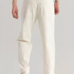 Snitch White Men Relaxed Fit Mid Rise Clean Look Light Fade Stretchable Jeans image 4