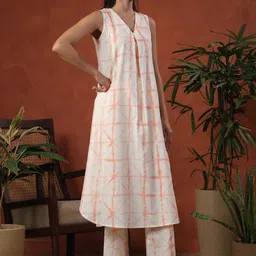 anayna Geometric Printed Pleated V-Neck Pure Cotton A-Line Kurta With Trousers image 4