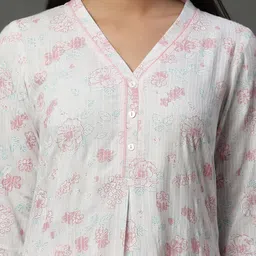 aurelia AURELIAFloral Printed V-Neck Three-Quarter Sleeves Straight Kurta image 2