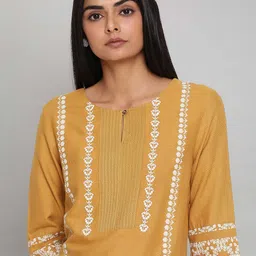 W Women Yellow Geometric Yoke Design Keyhole Neck Thread Work Kurta image 4