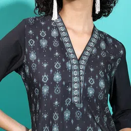 Vishudh Women Black Geometric Flared Sleeves Thread Work Kurta image 2